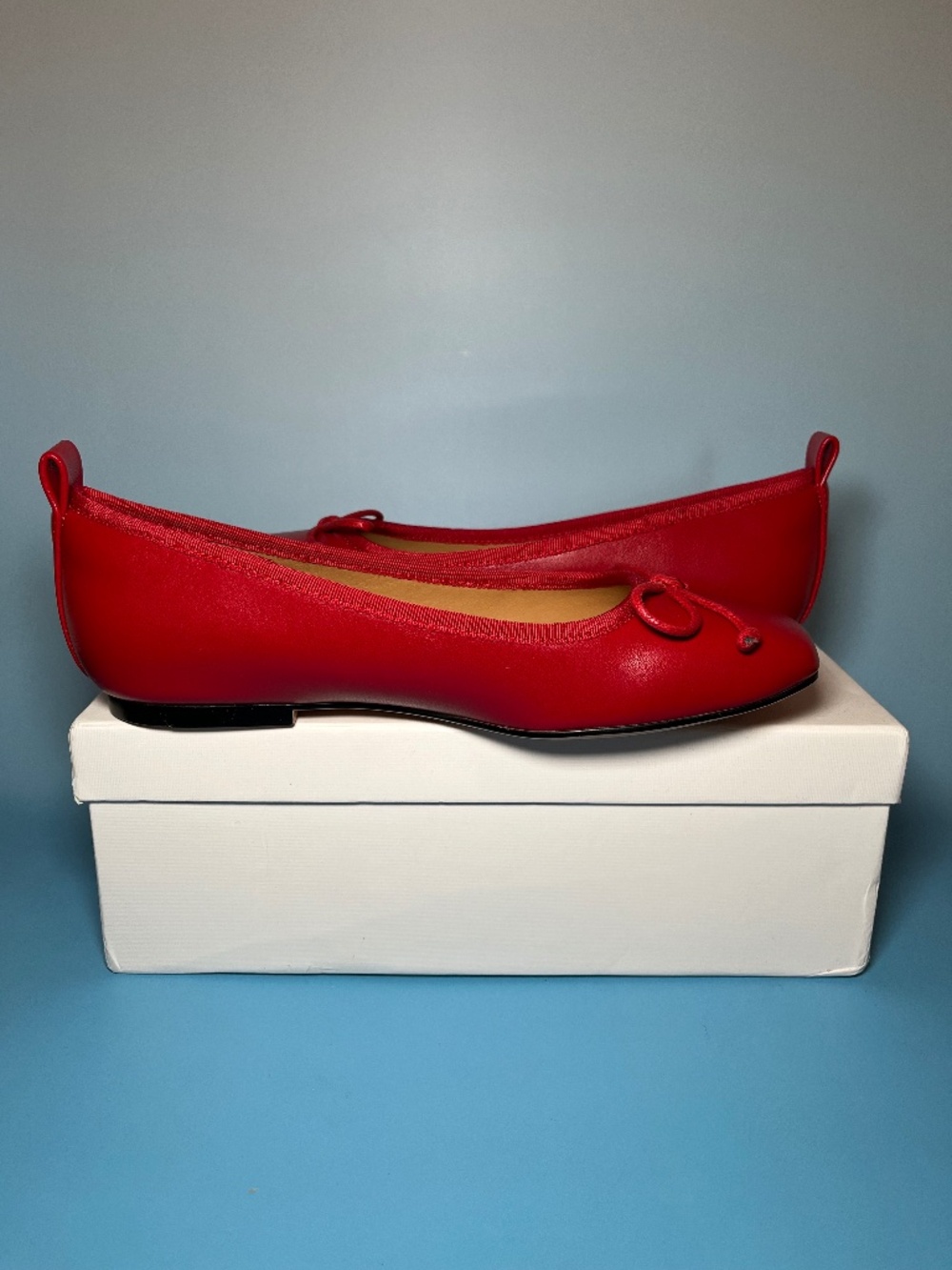 Womenโs Flats Red Finish - Size 6 Wmns